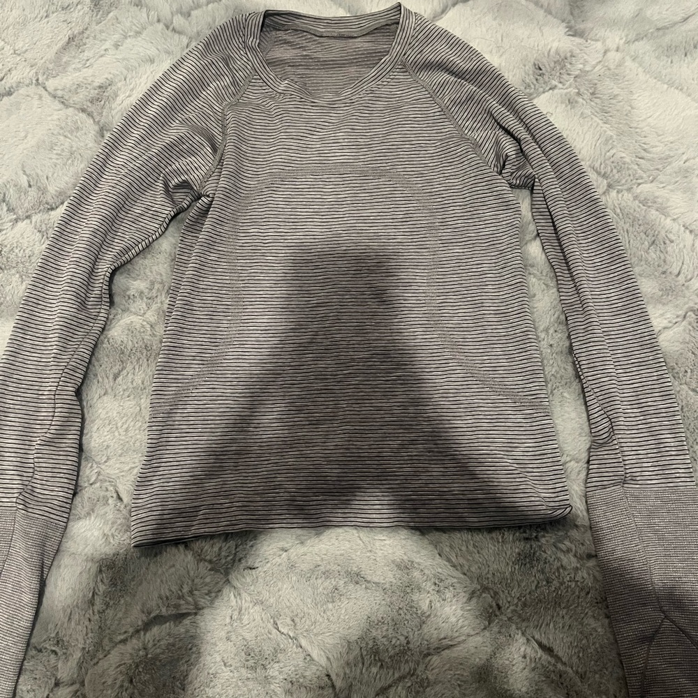 grey long sleeve Lululemon swiftlytech